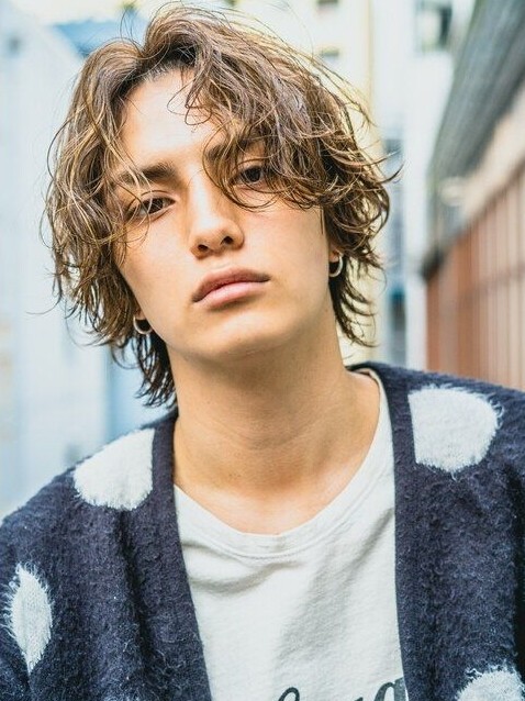 日系男士髮型推薦｜25+款參考圖：微捲中長髮、慵懶感燙髮，有型又易整理！