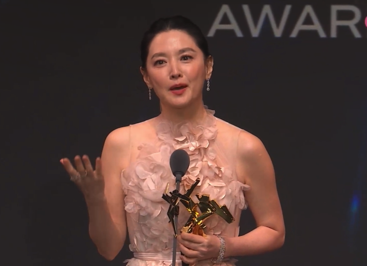 53歲李英愛來港領獎現超美水光肌！相隔20年演《大長今》續集！6大凍齡秘訣打造防腐美貌：提子減肥法、山茶花籽油護膚