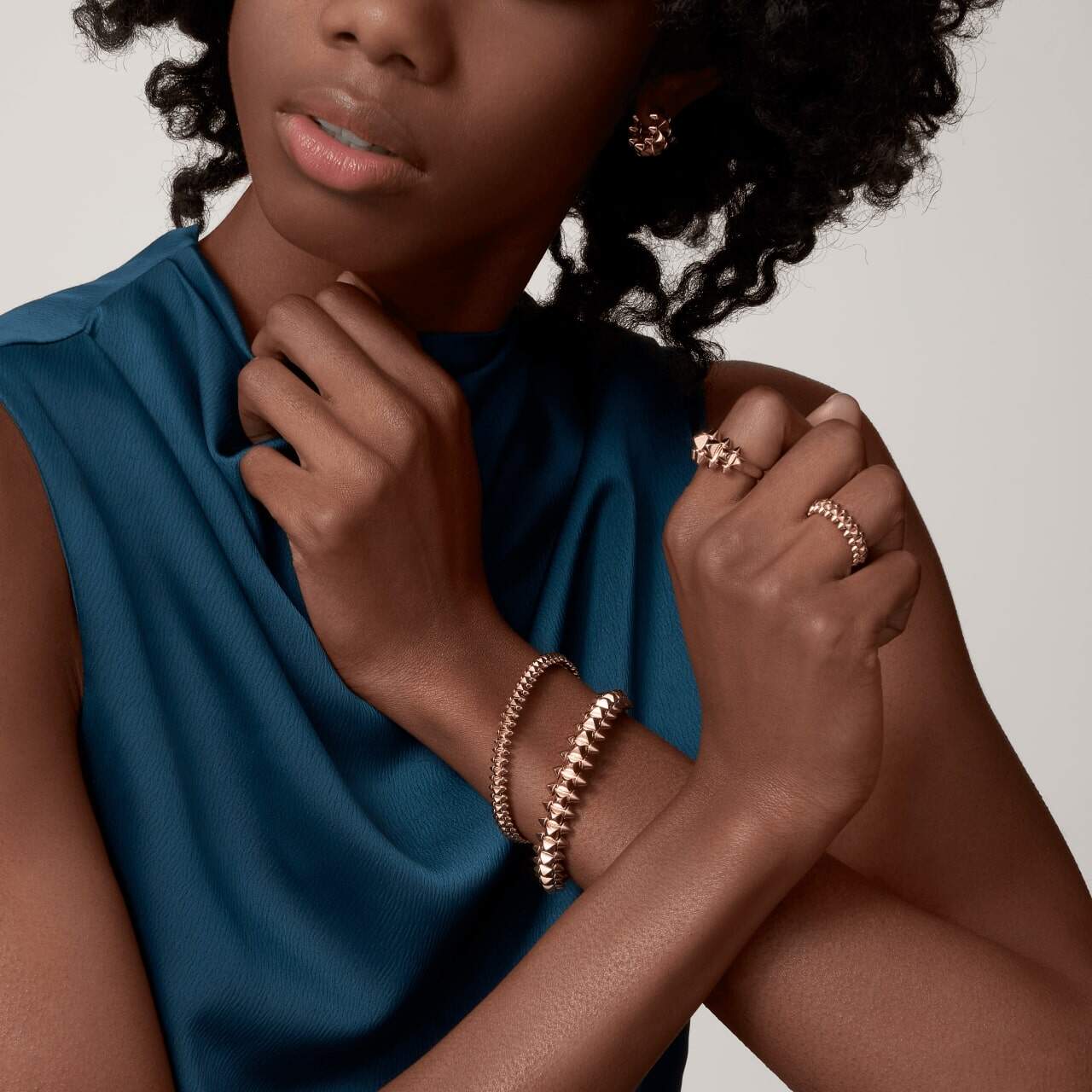 時尚女生造型指南｜編輯嚴選10大Cartier產品：戒指，腕錶，手袋，頸鏈完美點亮造型
