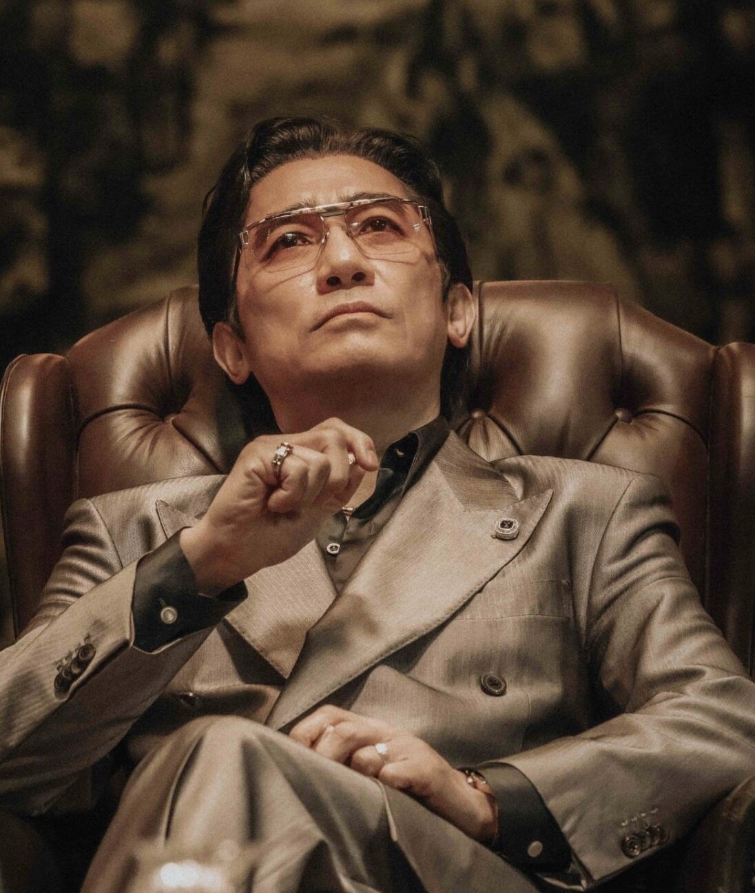 金像獎2024｜影帝梁朝偉《金手指》隔空拎獎曝光新戲平頭Look！重溫男神偉仔電影經典名場面
