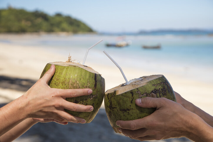 來到夏天，女生們自然相當關心瘦身減肥等熱話。近年本港興起飲椰子水的熱潮，各大超市或便利店總有其蹤影，不少椰子水更標磅100%天然、低糖健康，坊間有指椰子水更是天然的運動飲品。到底椰子水功效是什麼？一天可以喝多少？Cosmo 編輯邀請到香港中文大學醫院營養師梁嘉文（Carman）為大家拆解椰子水的功效/禁忌，推介椰子水湯水/飲品食譜，於盛夏中消暑解渴、清涼解膩！