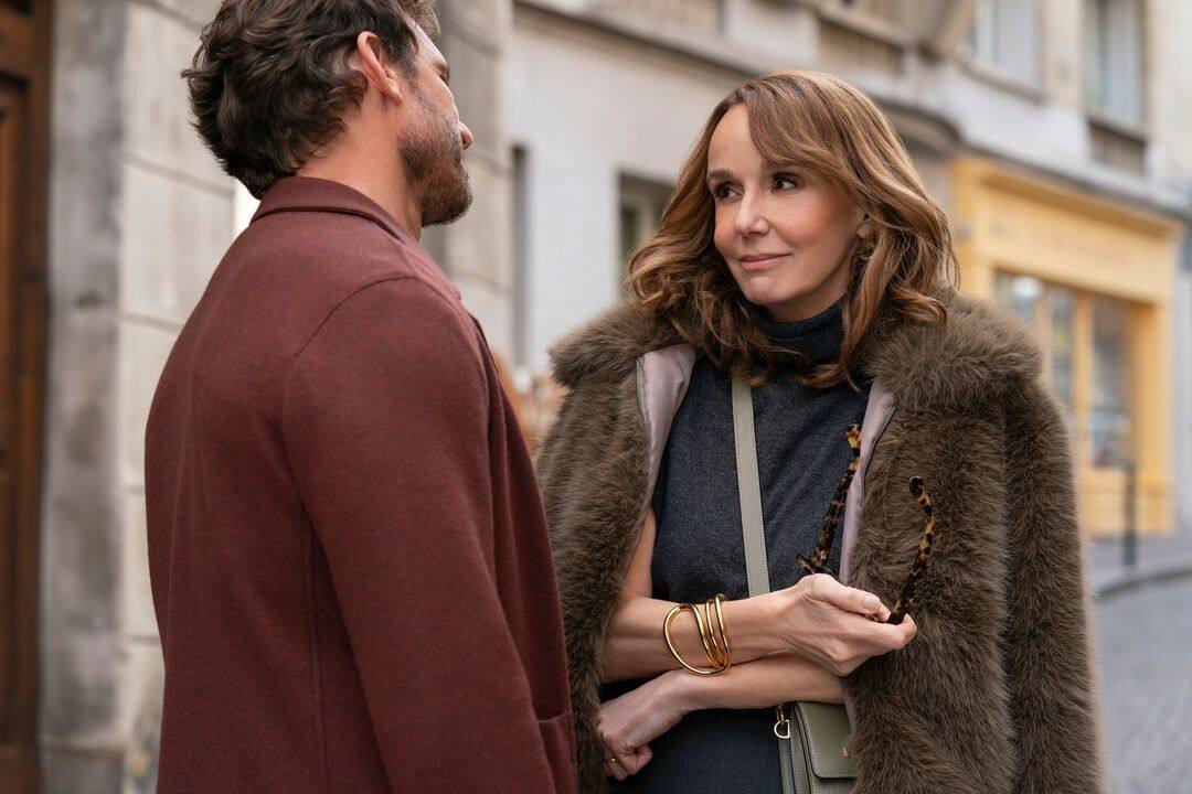 《Emily in Paris》第四季上線！劇情走向預測＋亮點：Emily戀情明朗化？Lily Collins因皺紋再成話題？
