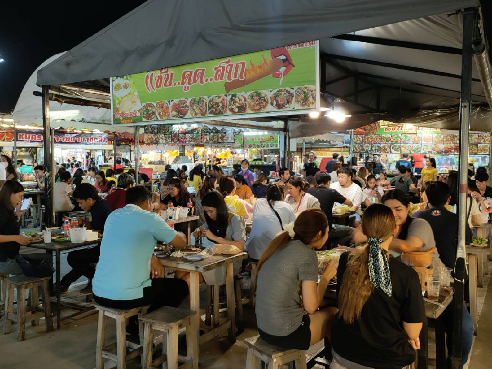 泰國夜市｜曼谷自由行必去8大市集及必吃美食：彩虹帳篷夜市2.0、巨型火山排骨