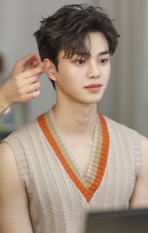 男士髮型｜10大範本推薦：清爽Buzz Cut、霸氣Slicked Back、不羈丸子頭，易整理男神味倍增
