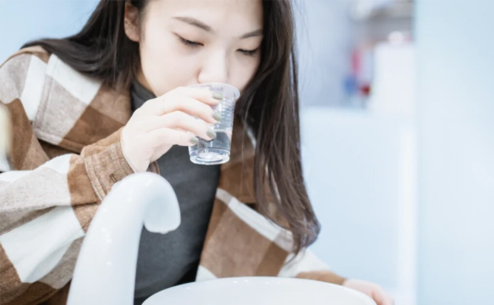 氣管敏感止咳方法：用暖水潄口