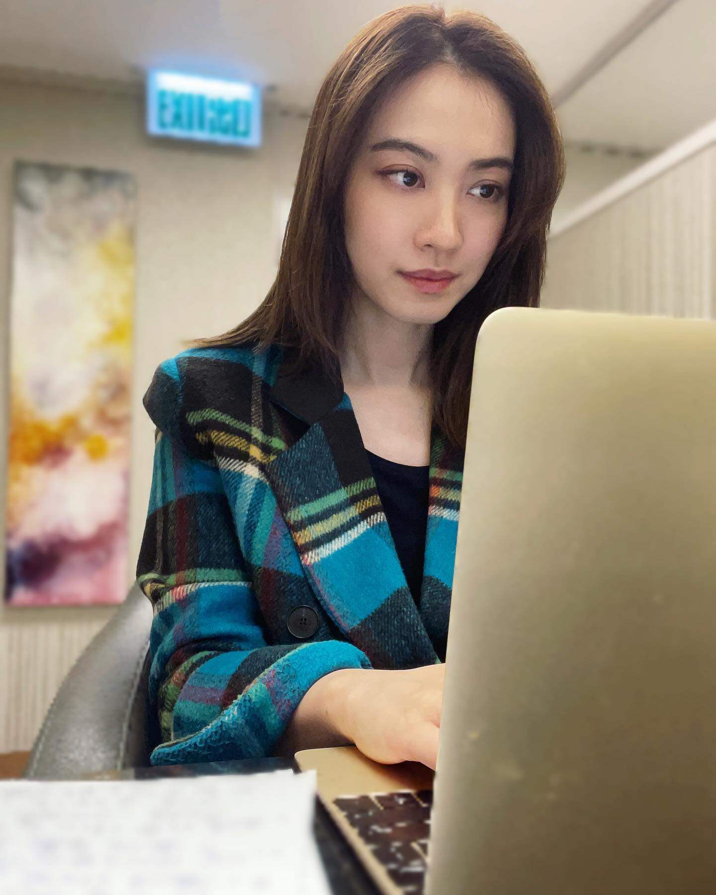 朱千雪佗B八個月明顯圓潤仍明艷照人 轉行做大律師返中大教書成法律界女神 朱千雪佗B八個月明顯圓潤仍明艷照人 轉行做大律師返中大教書成法律界女神