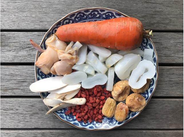 印度椰子湯食譜：印度椰子海底椰百合湯