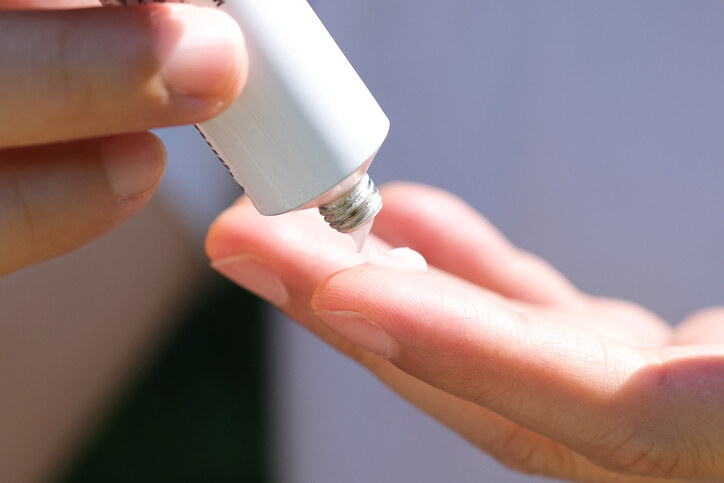 凹凸洞解決方法｜成因、治療與藥膏一文看清｜CO2 laser、微針、填充注射功效原理懶人包