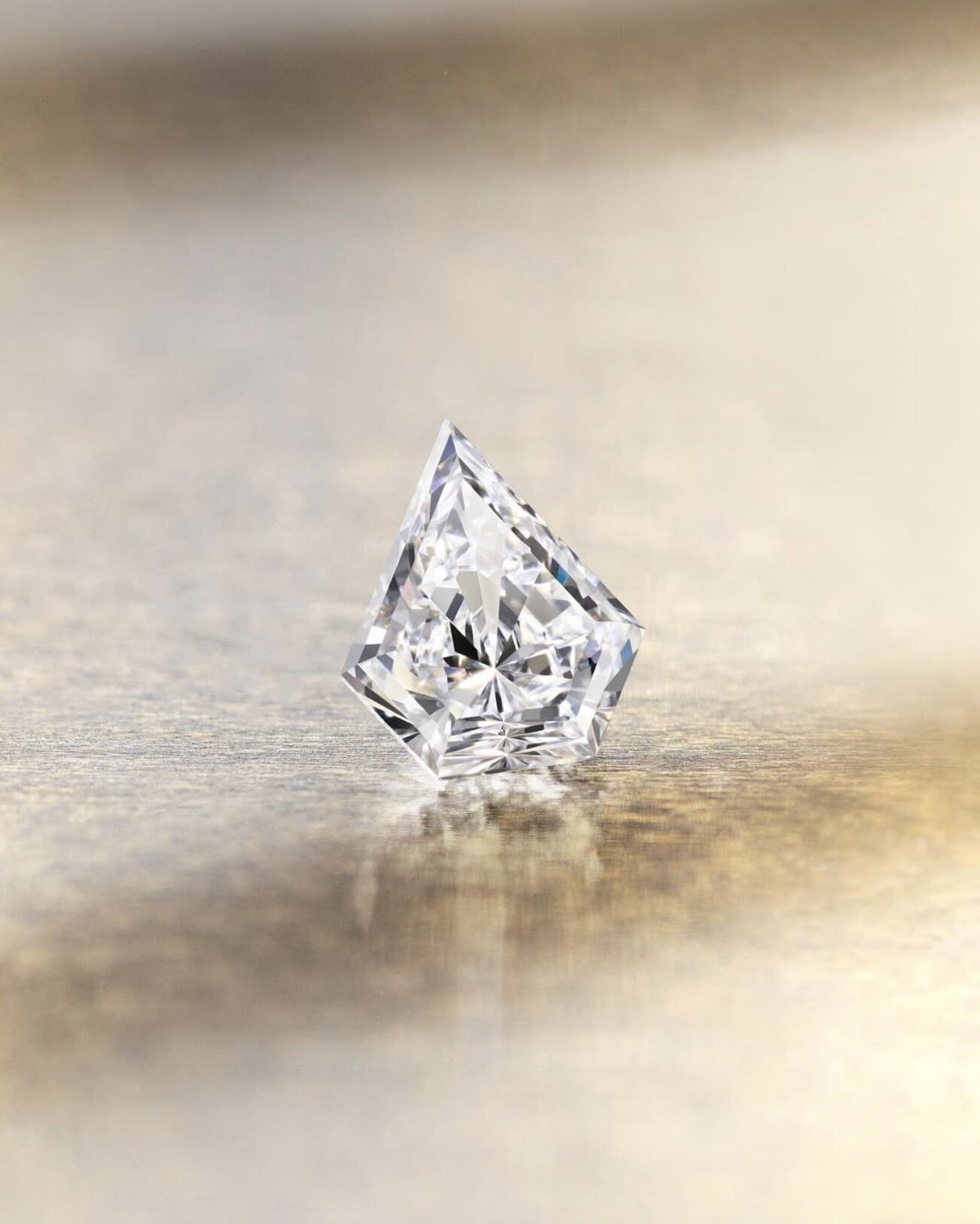 鑽石等級全攻略 💎 甚麼是GIA、4C、7 大鑽石等級分法？一卡鑽石有多大？