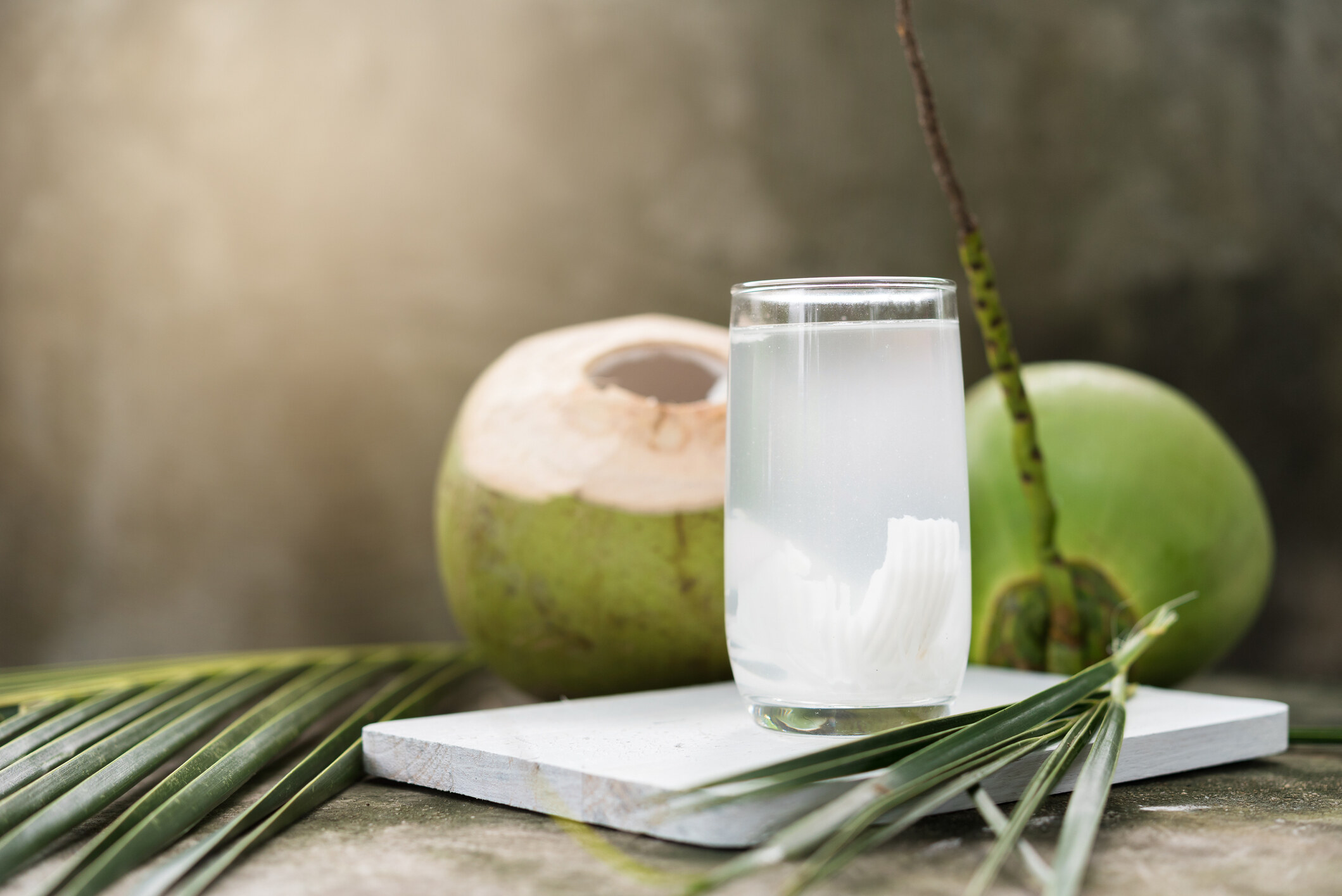椰子水是天然的運動飲品、助去水腫減肥？營養師拆解功效與禁忌、附每天飲用份量