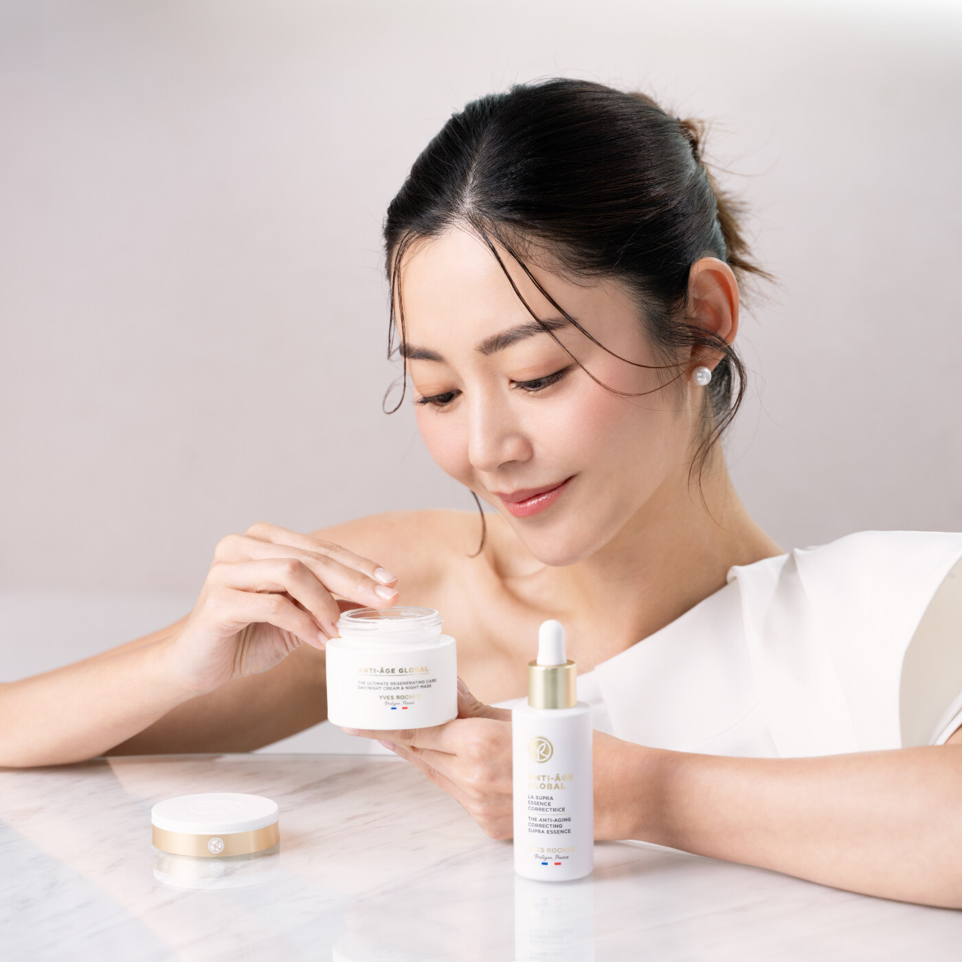 「女神」衛詩雅出任 Yves Rocher 皇牌系列形象大使!品牌首推全新「1夜煥顏霜」花萃幹細胞再生全效面膜霜,1夜煥活美肌、5日全效再生,讓顏值再創巔峰! 「女神」衛詩雅出任 Yves Rocher 皇牌系列形象大使!品牌首推全新「1夜煥顏霜」花萃幹細胞再生全效面膜霜,1夜煥活美肌、5日全效再生,讓顏值再創巔峰!