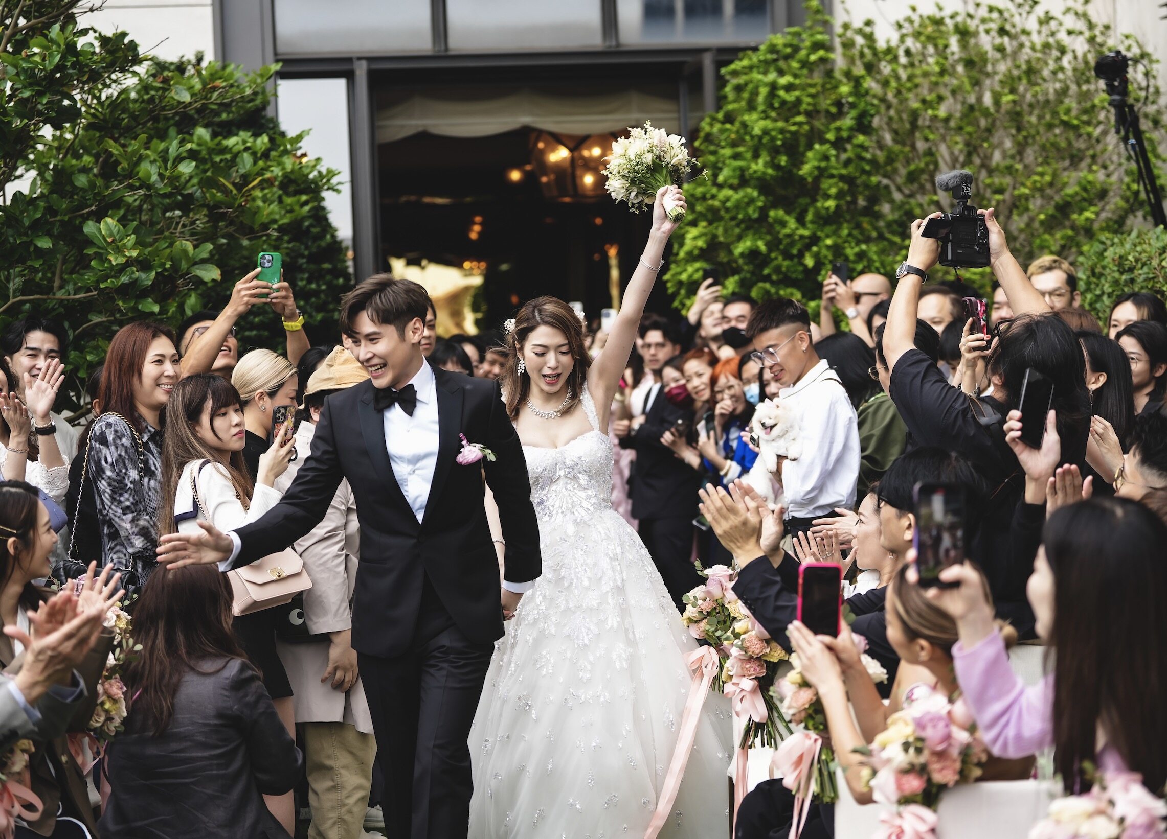 連詩雅結婚甜嫁陳家樂婚照曝光!跟Shiga做最美新娘必學4招:22吋纖腰、筷子腿 連詩雅結婚甜嫁陳家樂婚照曝光!跟Shiga做最美新娘必學4招:22吋纖腰、筷子腿
