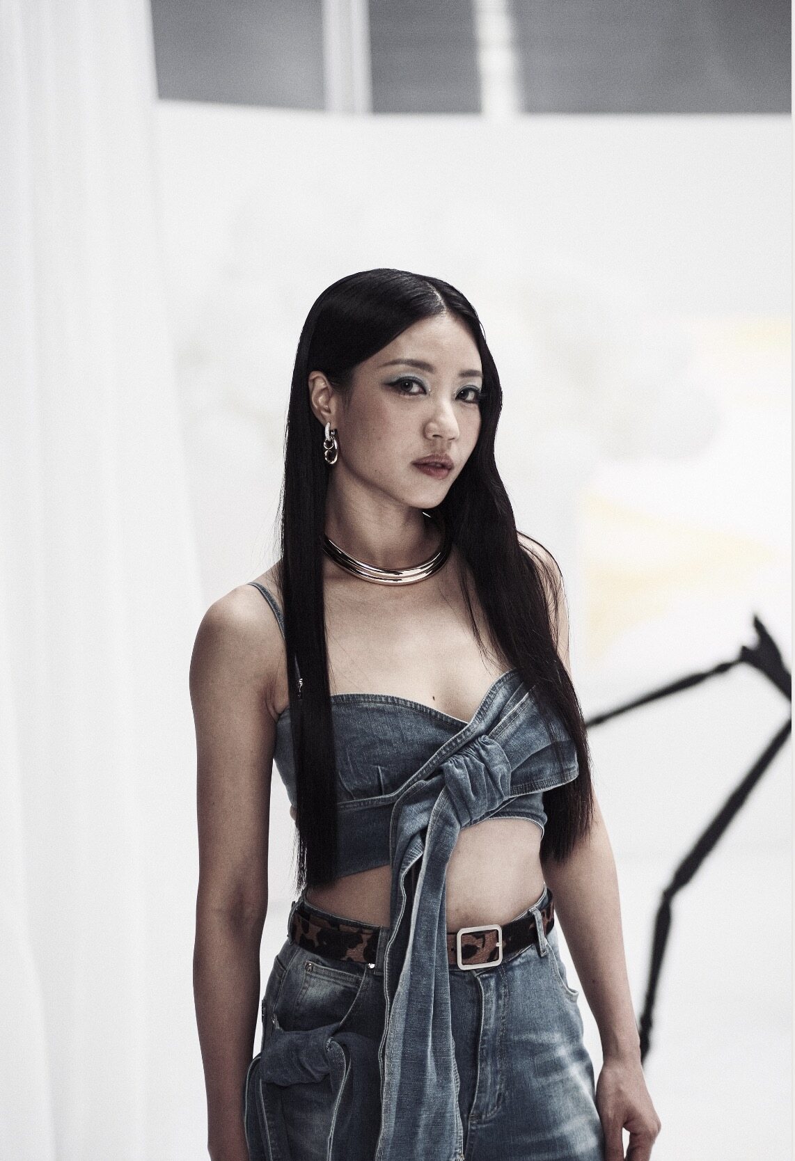 芯齡@COLLAR單飛｜《SPYLING》中空性感曬好身材 38歲’「造星」女團大家姐沒男朋友？成熟單身魅力讓女生羨慕！！