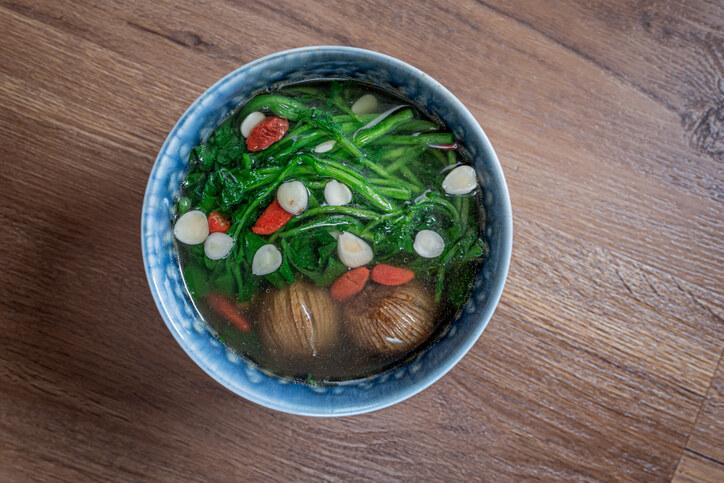 枸杞湯功效食譜大全｜養肝明目、補氣血！枸杞豬潤湯等5款搭配＋枸杞茶飲 四季養生全攻略