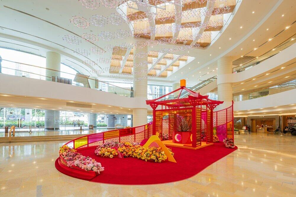 新年必去!太古廣場聯乘花藝師打造朝氣園林新春裝置、必影「4大打卡位」+巨型桃花,購物滿指定金額即送利是封套裝及豐富禮遇 新年必去!太古廣場聯乘花藝師打造朝氣園林新春裝置、必影「4大打卡位」+巨型桃花,購物滿指定金額即送利是封套裝及豐富禮遇
