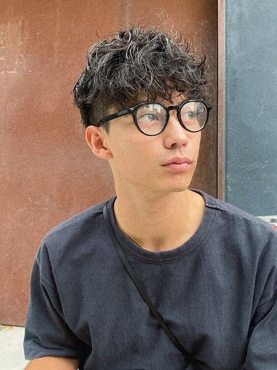 日系男士髮型推薦｜25+款參考圖：微捲中長髮、慵懶感燙髮，有型又易整理！