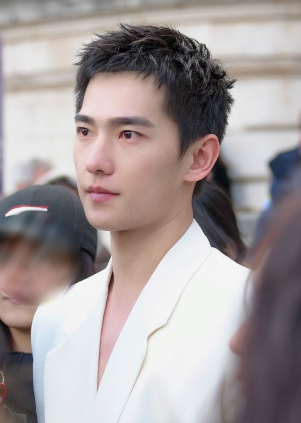 男士髮型｜10大範本推薦：清爽Buzz Cut、霸氣Slicked Back、不羈丸子頭，易整理男神味倍增