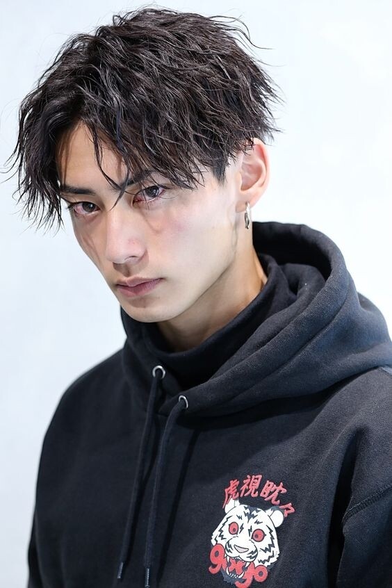 日系男士髮型推薦｜25+款參考圖：微捲中長髮、慵懶感燙髮，有型又易整理！