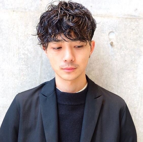 日系男士髮型推薦｜25+款參考圖：微捲中長髮、慵懶感燙髮，有型又易整理！