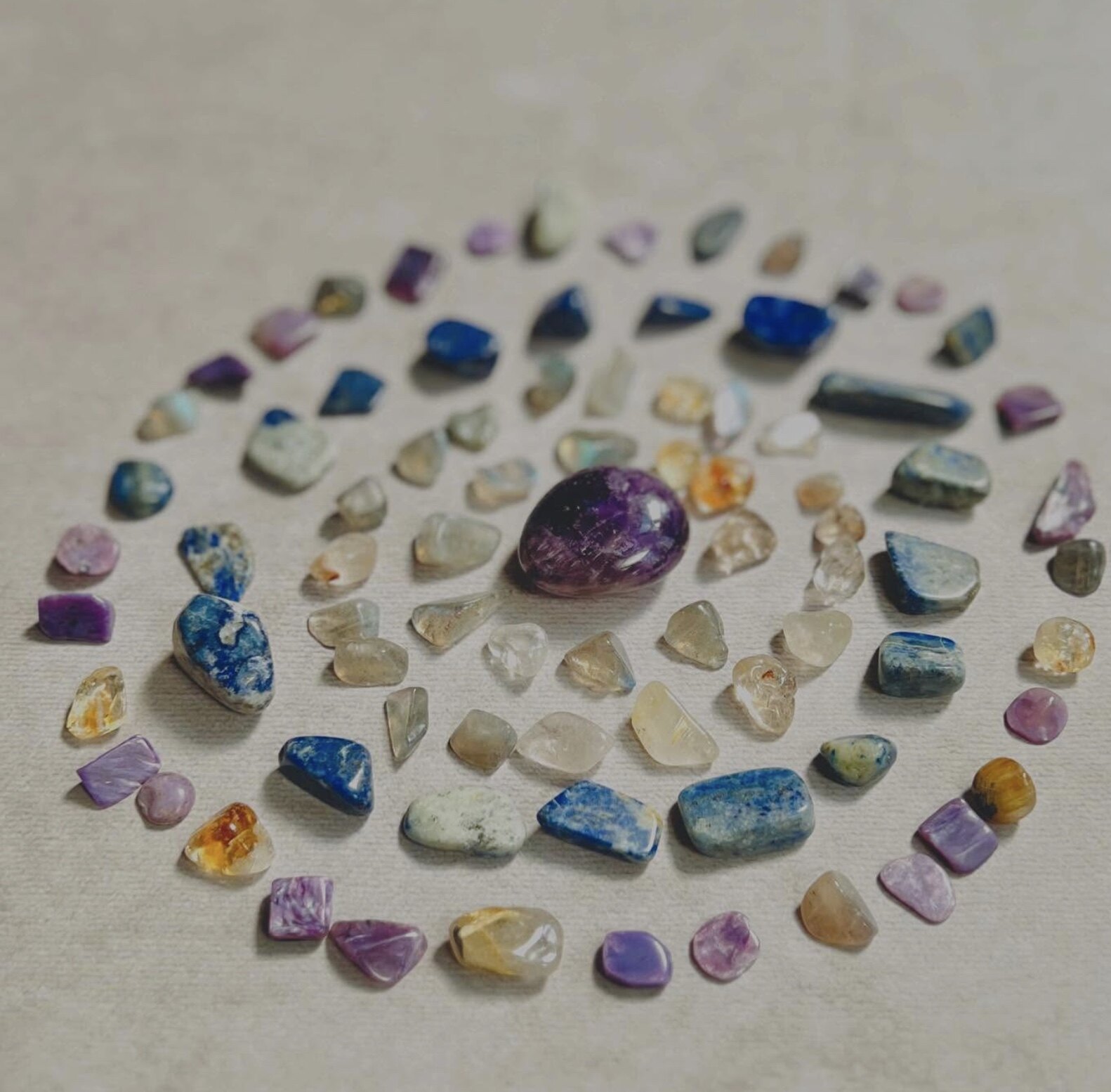 紫水晶｜二月份的誕生石 💜 有助鎮定安神、靈性與智慧並存的夢幻「智慧之石」！