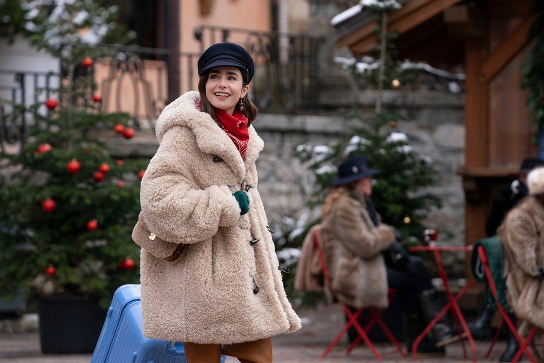 《Emily in Paris》第四季上線！劇情走向預測＋亮點：Emily戀情明朗化？Lily Collins因皺紋再成話題？