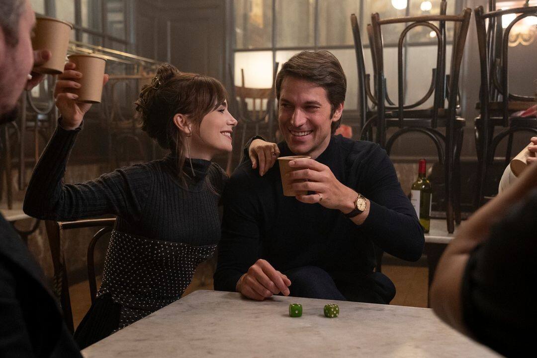 《Emily in Paris》第四季上線！劇情走向預測＋亮點：Emily戀情明朗化？Lily Collins因皺紋再成話題？