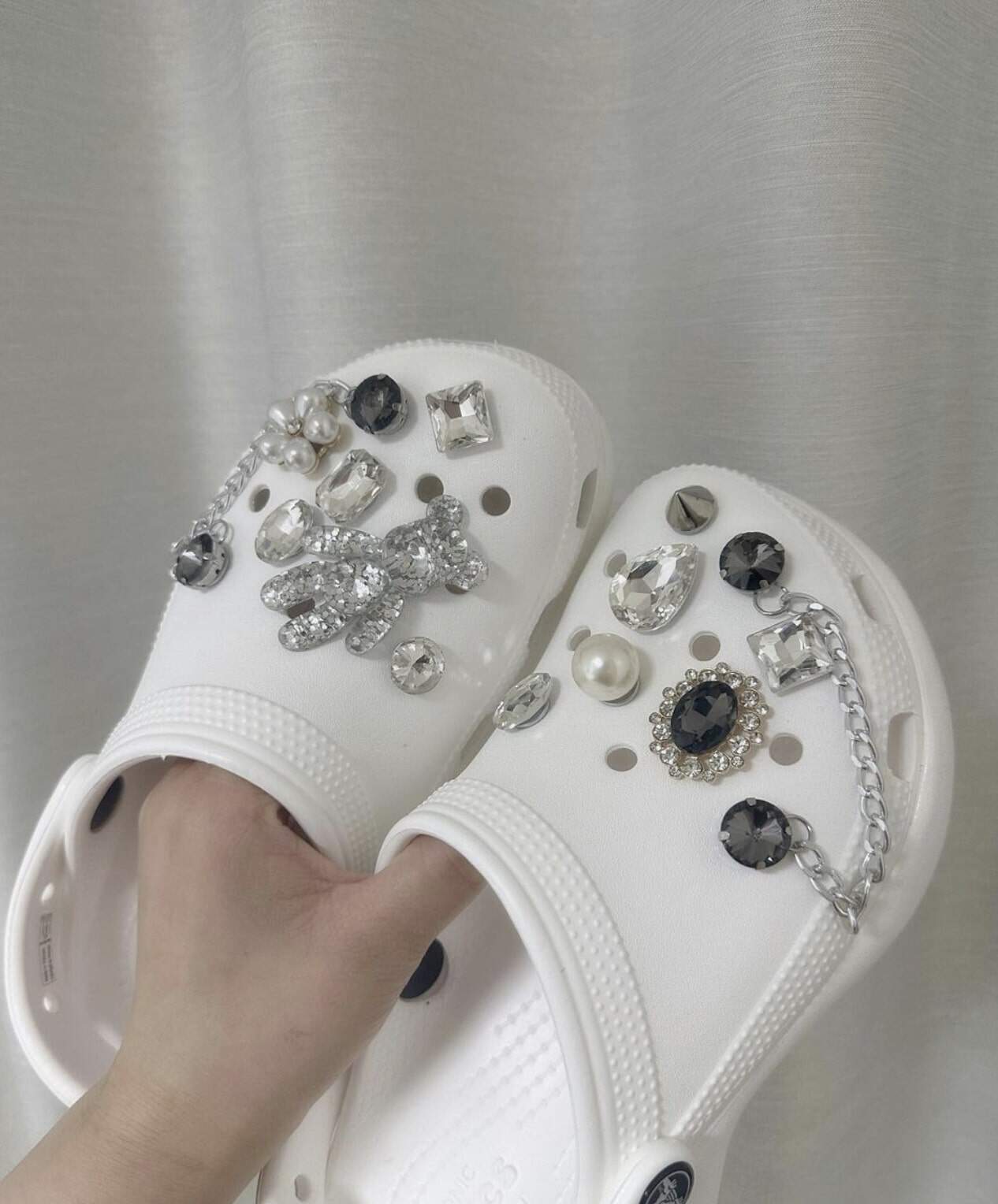 洞洞鞋是韓妹最愛！時尚品牌與韓星也爭相crossover的洞洞鞋穿搭大法📖