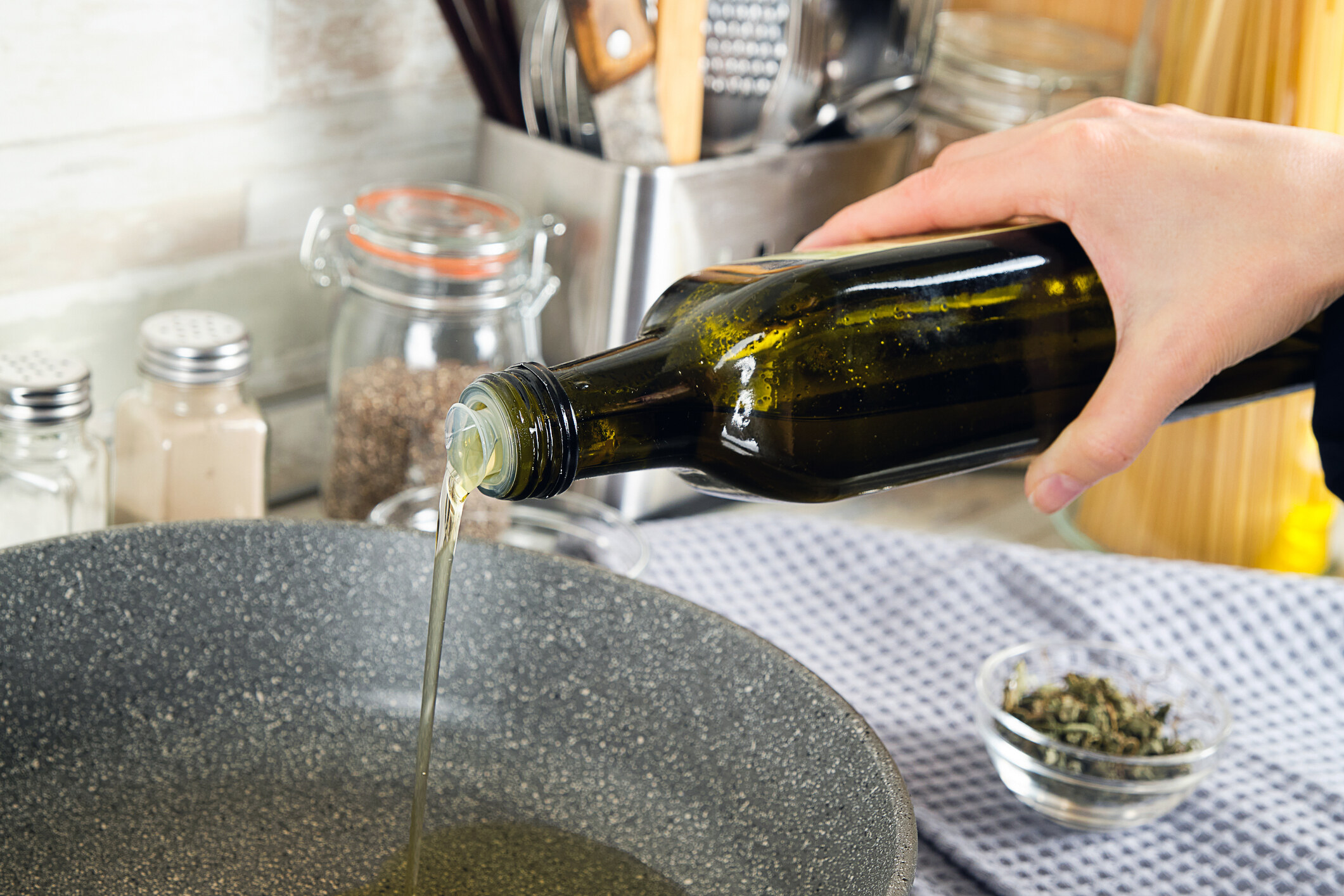 橄欖油功效是甚麼？初榨橄欖油好處更多？高溫處理可以嗎？營養師一文解答！
