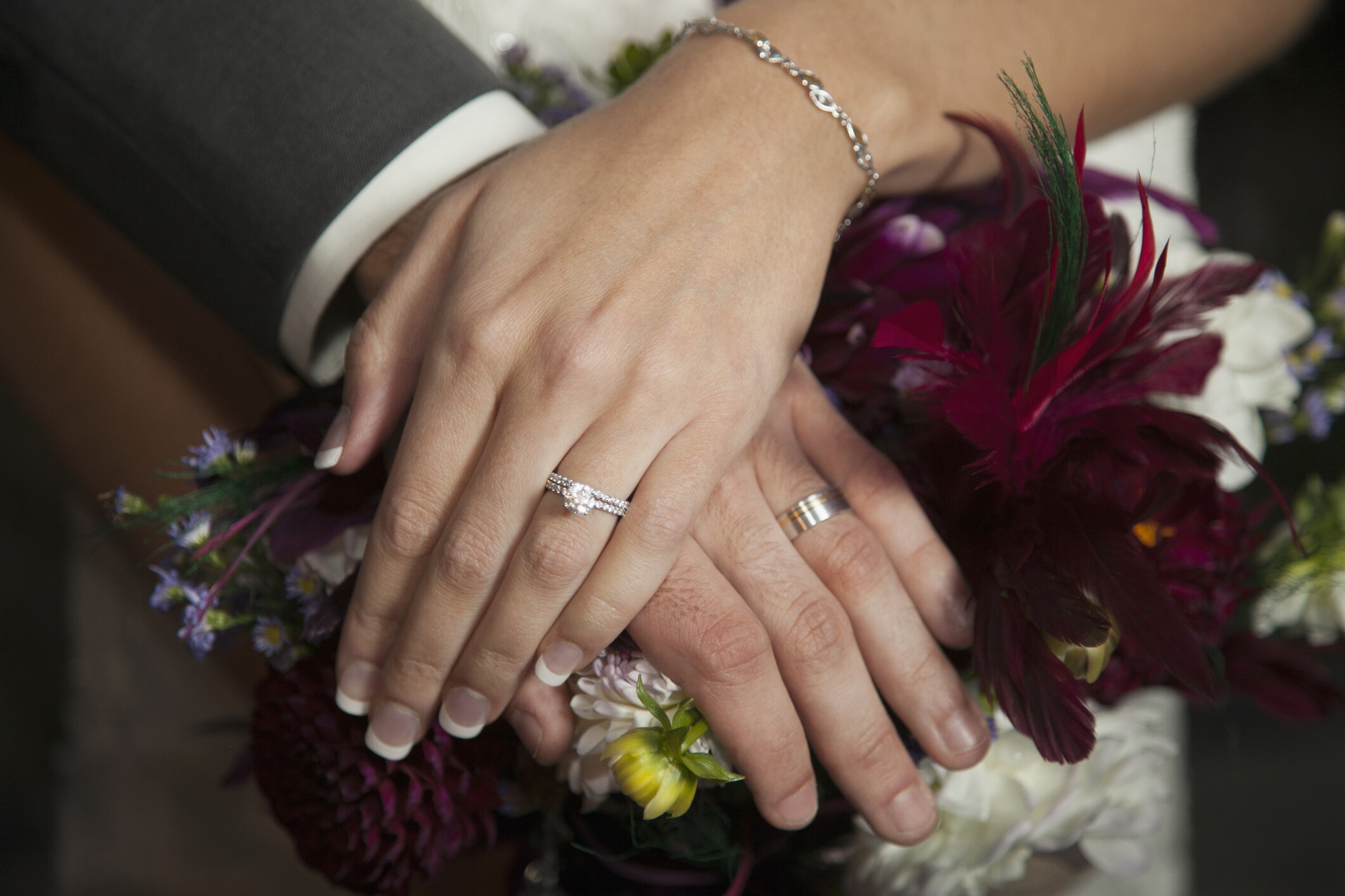 求婚戒指戴哪隻手指？到底戴左手抑或右手？解開8大鑽石戒指迷思！