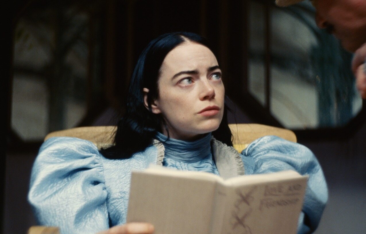 《可憐的東西Poor Things》7大彩蛋！解構電影化妝服裝：性器官藏服裝、Emma Stone極黑髮非原意？