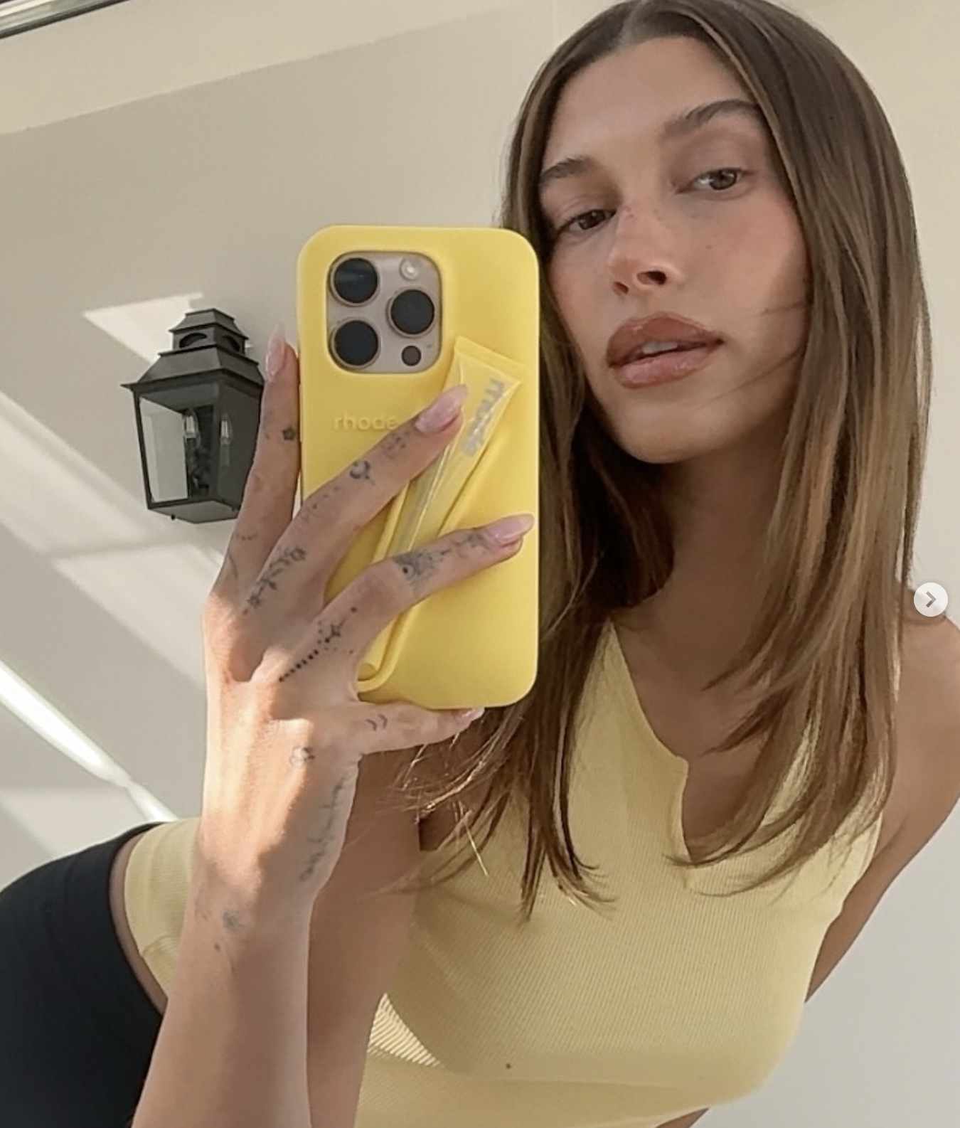 Hailey Bieber 掀檸檬雞尾酒熱潮｜ 限定Rhode 檸檬黃唇蜜+夏日黃色彩妝品登場