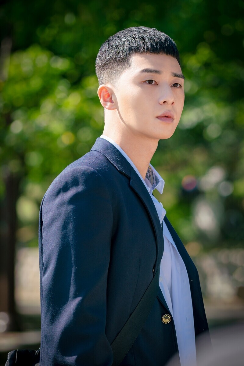 男士髮型｜10大範本推薦：清爽Buzz Cut、霸氣Slicked Back、不羈丸子頭，易整理男神味倍增