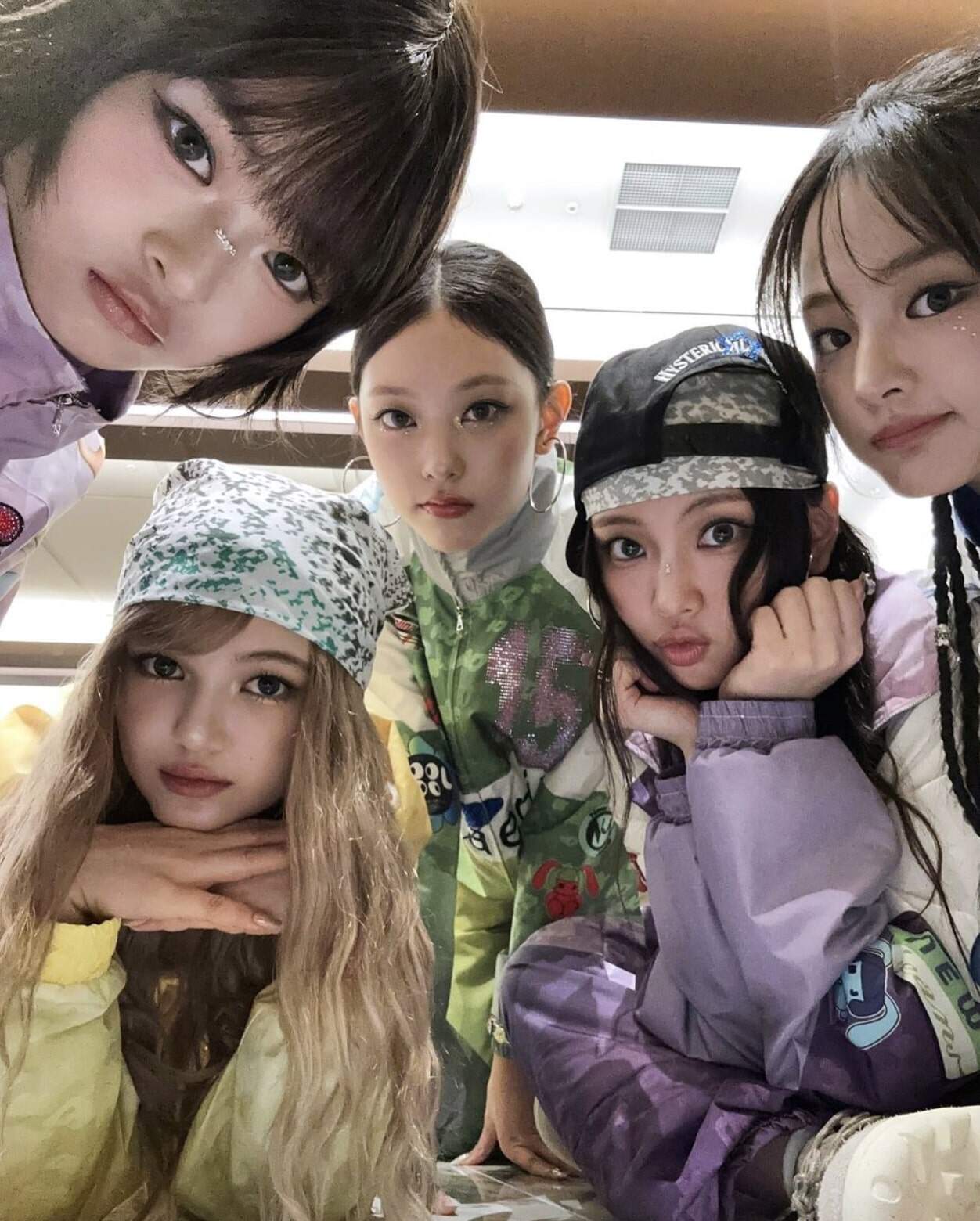 Bandana頭巾造型 | Blackpink Jennie、Lisa、Hailey Biber時尚演繹✨盤點夏日必買Bandana頭巾! Bandana頭巾造型 | Blackpink Jennie、Lisa、Hailey Biber時尚演繹✨盤點夏日必買Bandana頭巾!