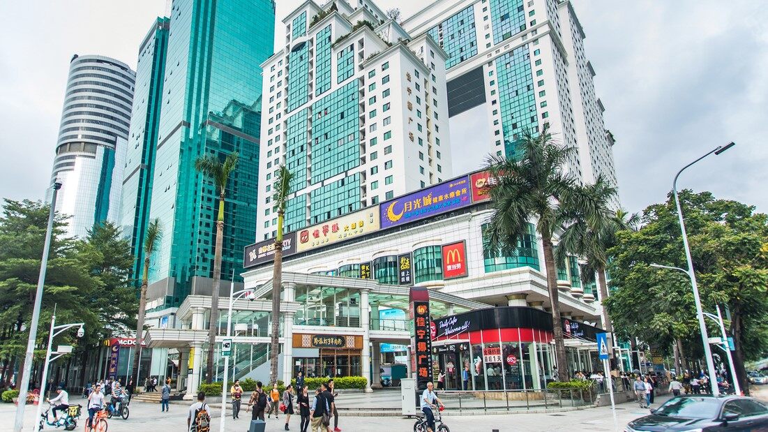 佳寧娜廣場位於深圳羅湖口岸附近，擁有香港品牌自有光全層牙科旗艦門診。