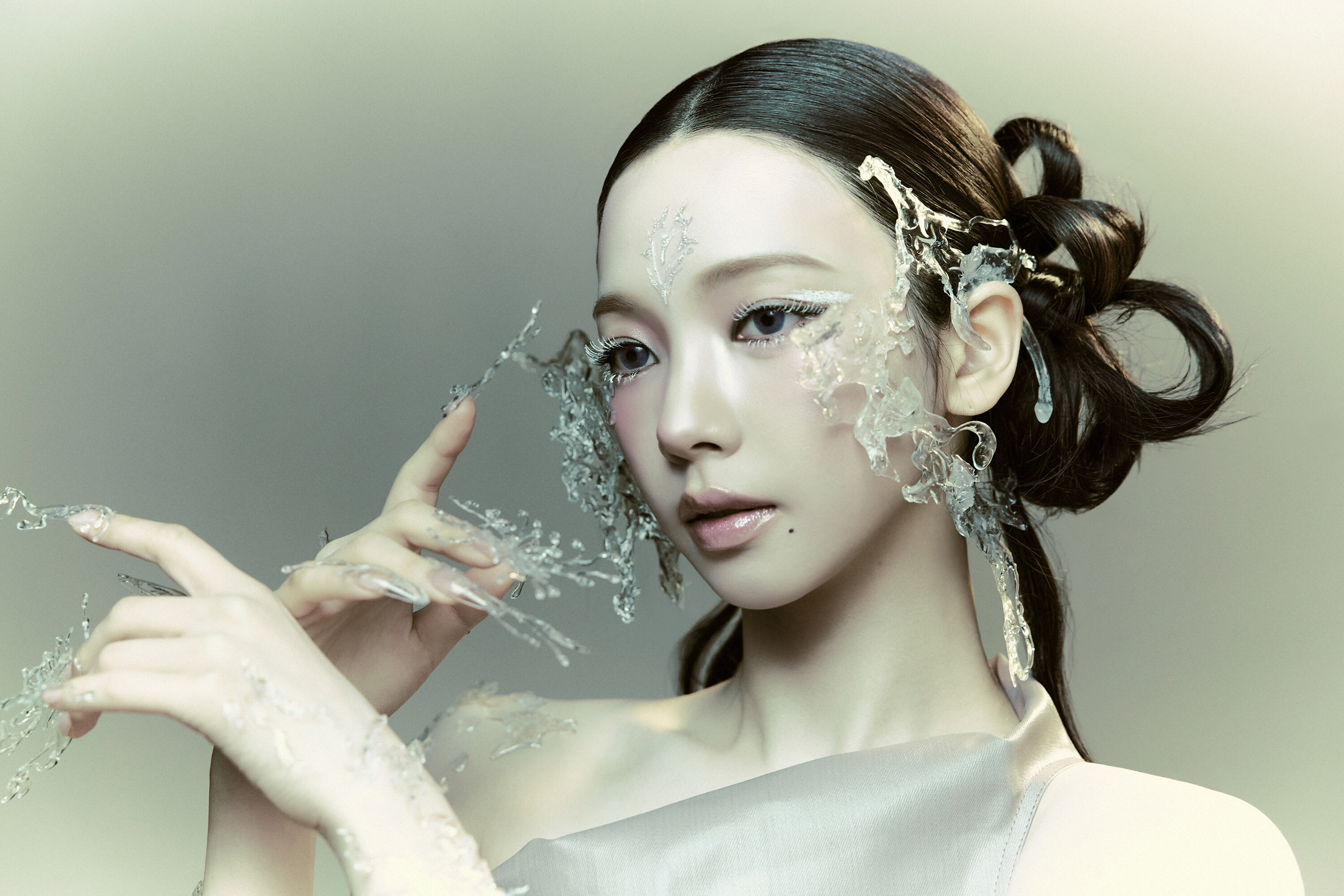 Y3K時代已來臨！跟Lisa、aespa穿上集科技與未來感於一身的Y3K穿搭💿