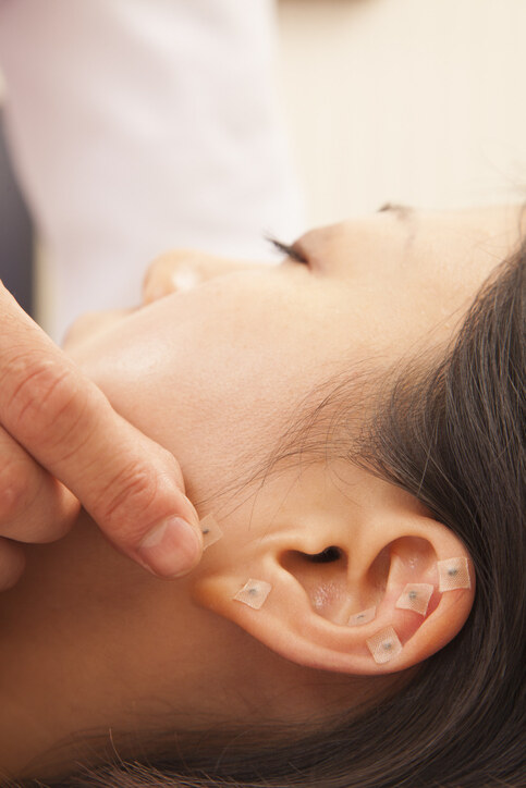 耳穴療法功效｜中醫教你按壓技巧改頭痛、失眠等10大情況