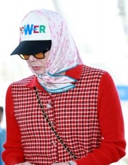 G-Dragon前往香港Chanel時裝秀的機場頭巾造型被嘲似村姑？Headscarf over cap 可是今年的大熱潮流趨勢！