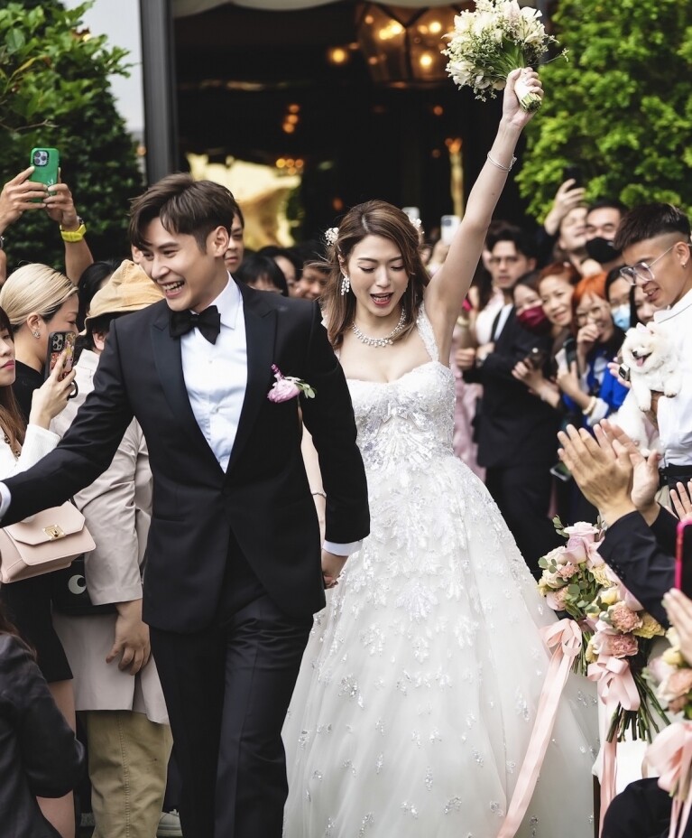 連詩雅結婚甜嫁陳家樂婚照曝光!跟Shiga做最美新娘必學4招:22吋纖腰、筷子腿 連詩雅結婚甜嫁陳家樂婚照曝光!跟Shiga做最美新娘必學4招:22吋纖腰、筷子腿
