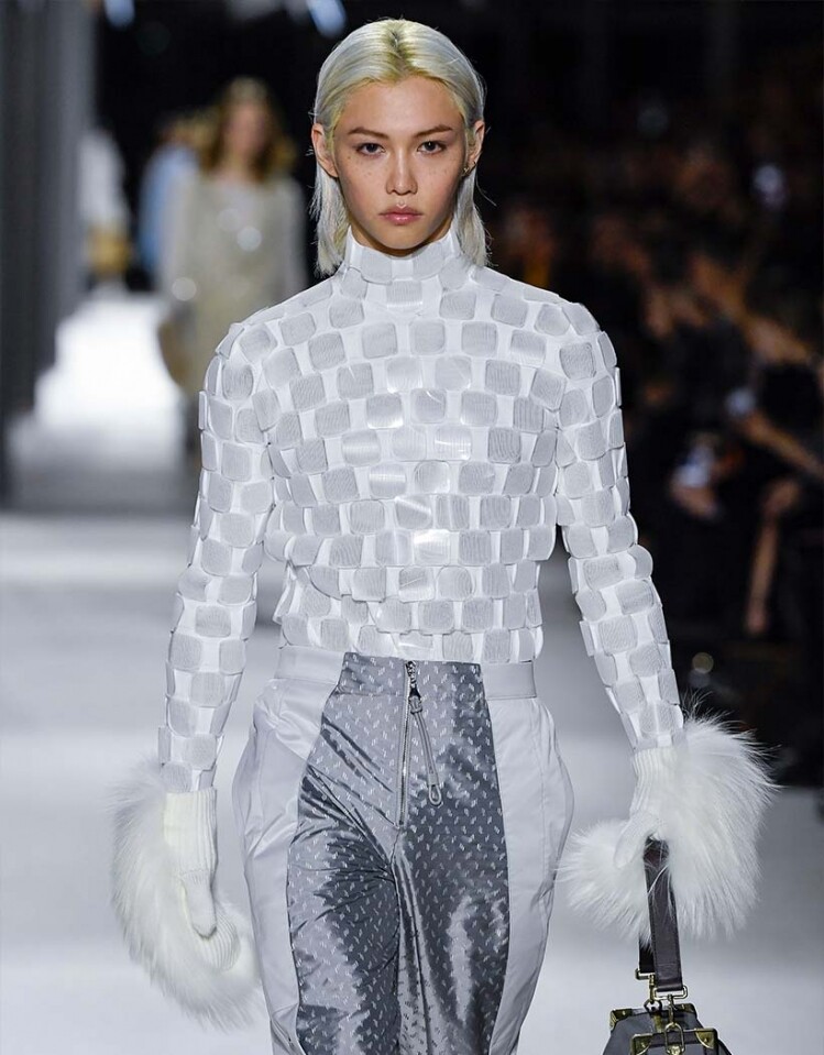 2024-2025秋冬趨勢｜FW24時裝週重點重溫！今年秋冬穿搭重點：紅絲襪、高級灰、蝴蝶結