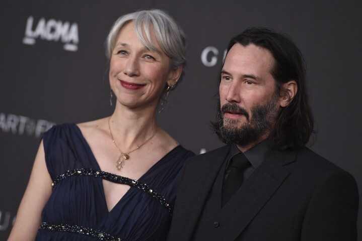 55歲奇洛李維斯(Keanu Reeves)再戀愛了,而且是35年來首次公開認愛!這位荷里活知名男星日前出席公開活動時高調放閃,與女友Alexandra Grant兩人十指緊的甜蜜合照在網絡瘋傳。奇洛李維斯前半生有不少悲慘經歷,最廣為人知的莫過於是前女友命喪車禍。如今他能走出陰霾,重新相信愛,全球粉絲也為他高興。 55歲奇洛李維斯(Keanu Reeves)再戀愛了,而且是35年來首次公開認愛!這位荷里活知名男星日前出席公開活動時高調放閃,與女友Alexandra Grant兩人十指緊的甜蜜合照在網絡瘋傳。奇洛李維斯前半生有不少悲慘經歷,最廣為人知的莫過於是前女友命喪車禍。如今他能走出陰霾,重新相信愛,全球粉絲也為他高興。