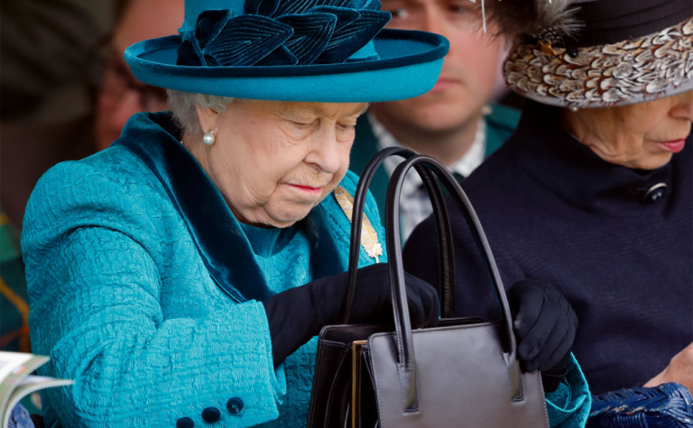 英女皇的手袋是向外發放暗號的關鍵？50年來只愛這品牌