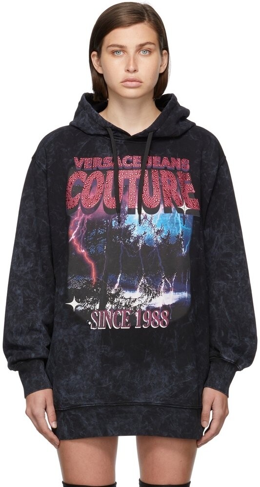 Versace Jeans 黑色長版衛衣 $3,430 (Ssense 有售) Versace Jeans 黑色長版衛衣 $3,430 (Ssense 有售)