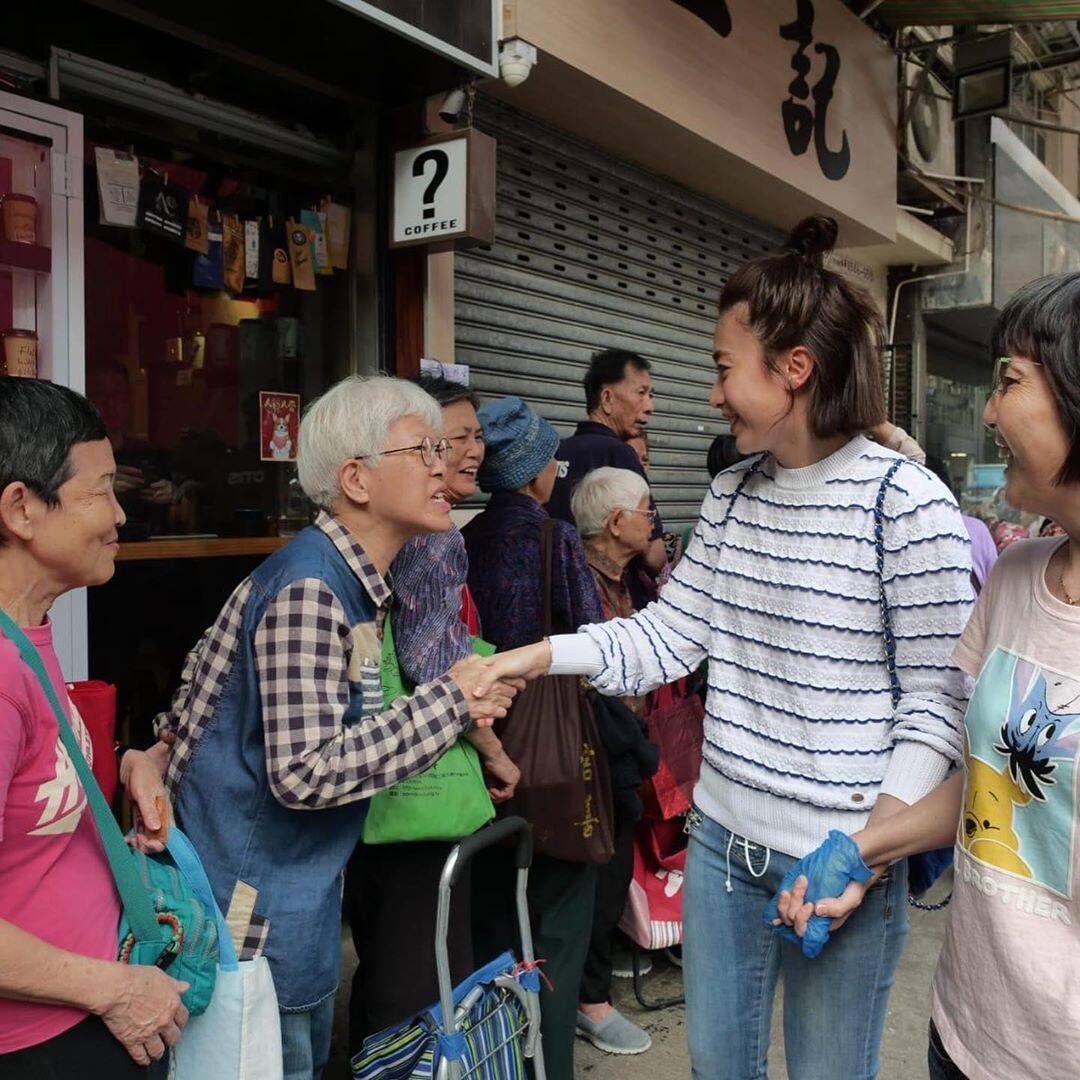 甘比原名陳凱韻,是著名香港富商劉鑾雄的第二任妻子。 甘比原名陳凱韻,是著名香港富商劉鑾雄的第二任妻子。