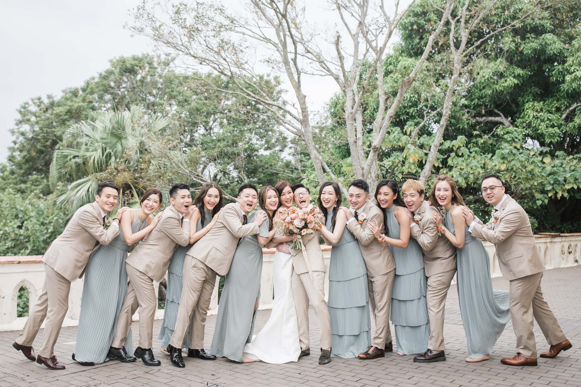 無綫小花陳詩欣（Eunice）與圈外男友陳爾正（Joshua）結婚，兄弟姊妹人數眾多，相信化妝需時。