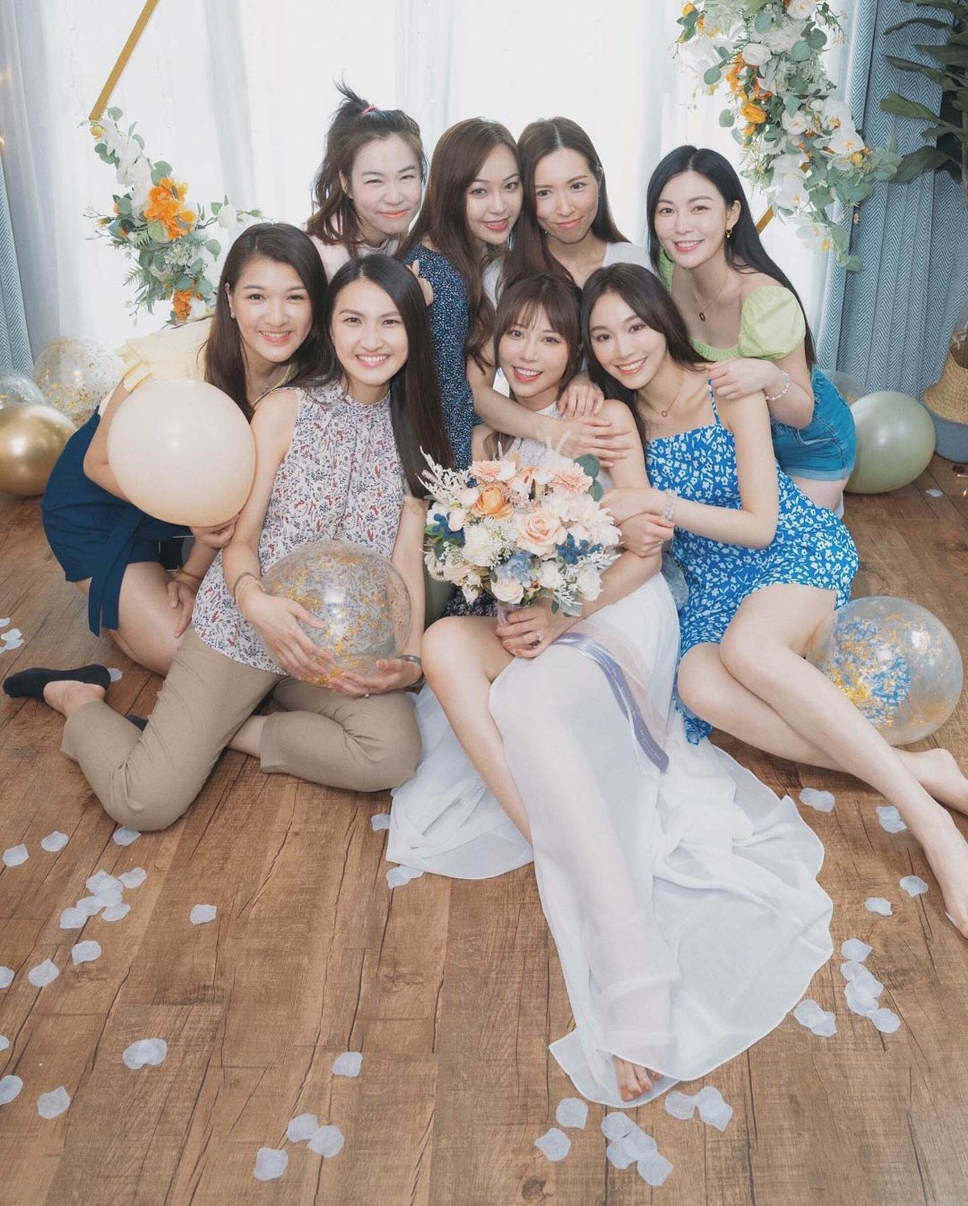 ▲林泳淘穿掛頸輕婚紗拍婚照，一眾好姊妹都是便裝上陣，不會搶鏡！