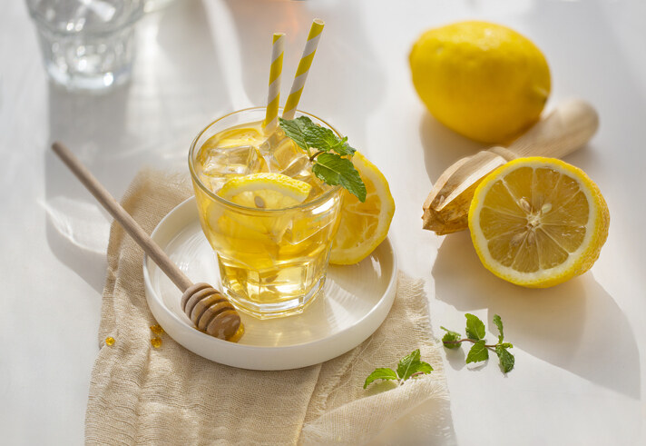 檸檬水於早餐後一小時飲用較好，有助調理腸道、預防便秘。