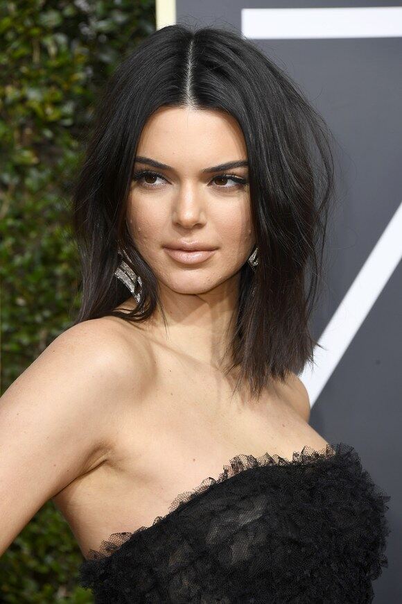 Kendall Jenner在出席2018 年金球獎（ Golden Globe Awards）時，因滿面暗瘡而受到強烈炮轟和批評。