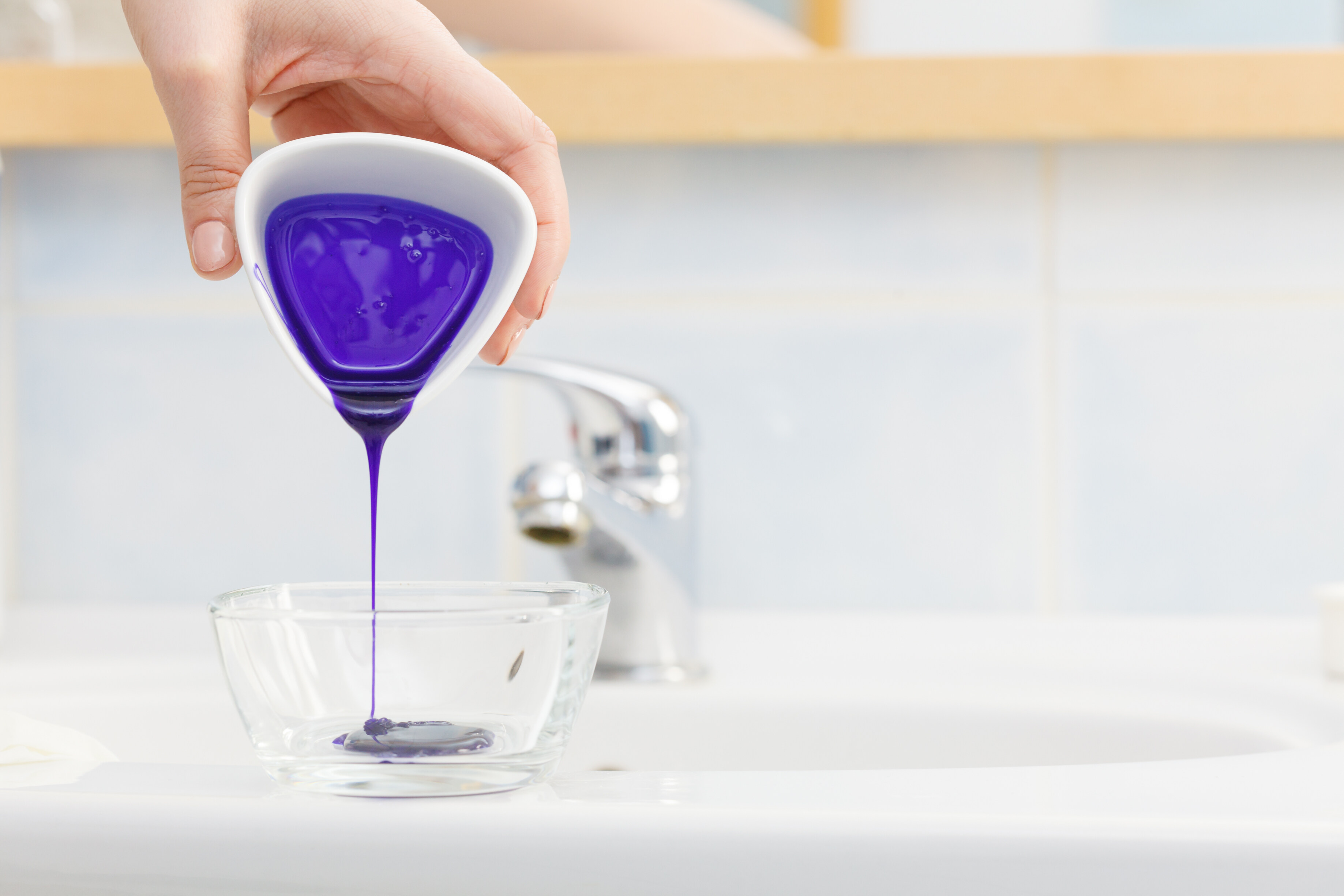 去黃洗頭水原理就是利用紫色色素去中和頭髮上的黃色。