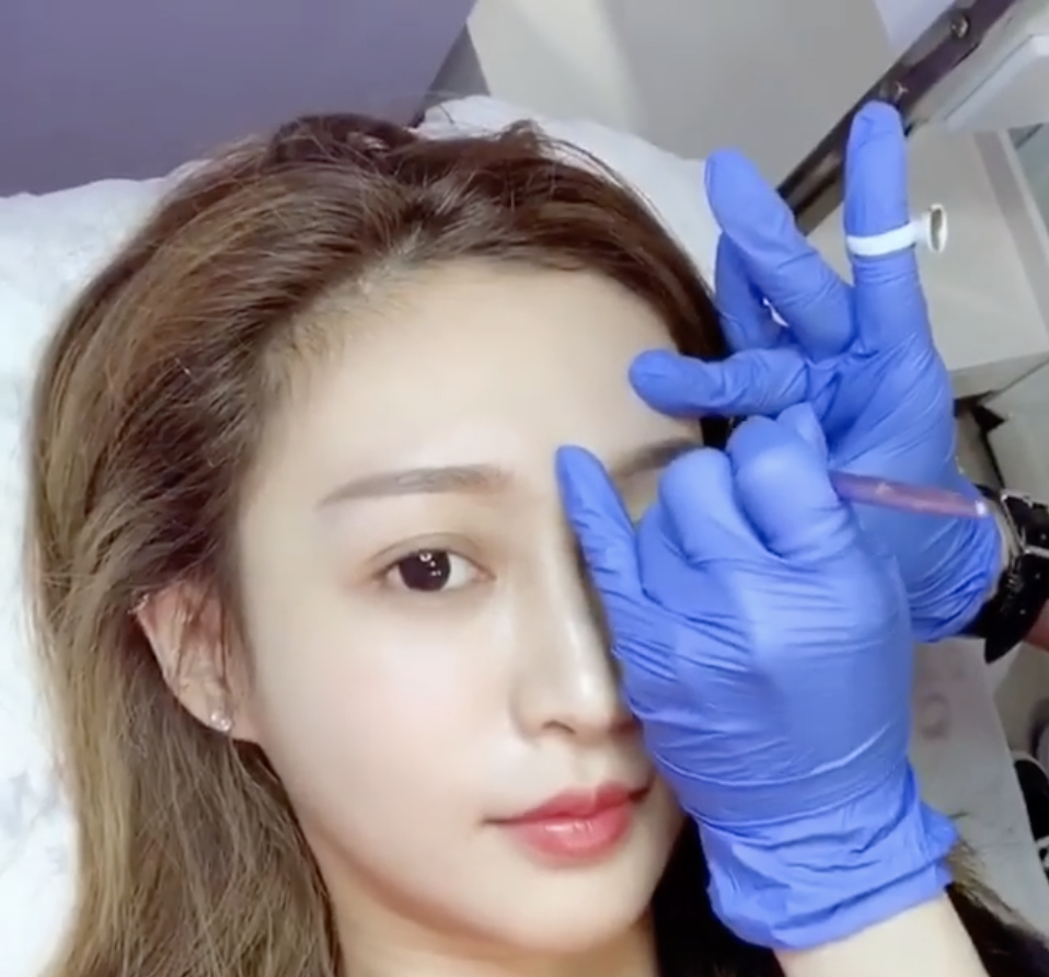 近期最受歡迎的美眉服務就是飄眉和素顏眉,這次找來了星級美眉師來為大家講解一下。 近期最受歡迎的美眉服務就是飄眉和素顏眉,這次找來了星級美眉師來為大家講解一下。