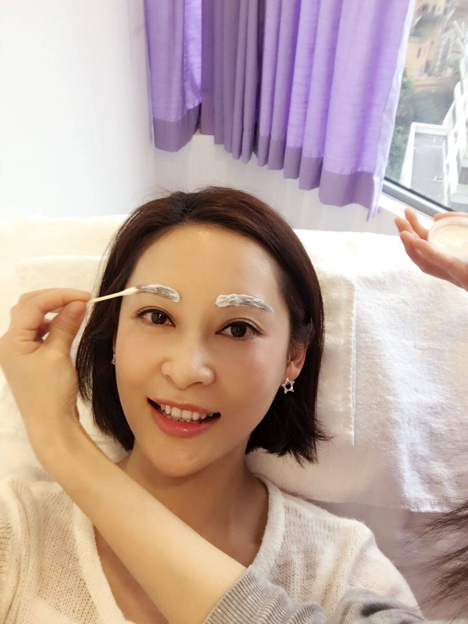 近期最受歡迎的美眉服務就是飄眉和素顏眉,這次找來了星級美眉師來為大家講解一下。 近期最受歡迎的美眉服務就是飄眉和素顏眉,這次找來了星級美眉師來為大家講解一下。